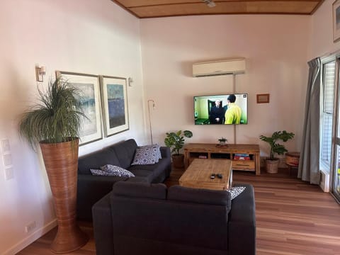 TV and multimedia, Living room, Seating area, Evening entertainment, air conditioner