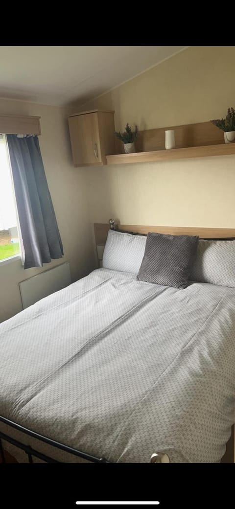 Ellens Caravan Marine Holiday Park Campground/ 
RV Resort in Rhyl