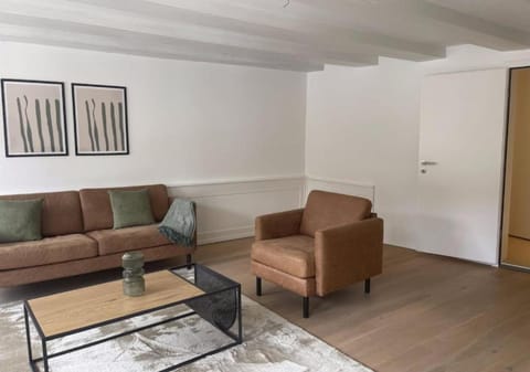 Facade/entrance, Living room, Decorative detail, Seating area, furniture
