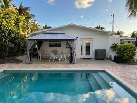 Heated private pool- 1 bedroom suite-walk to beach Apartment in Lauderdale-by-the-Sea