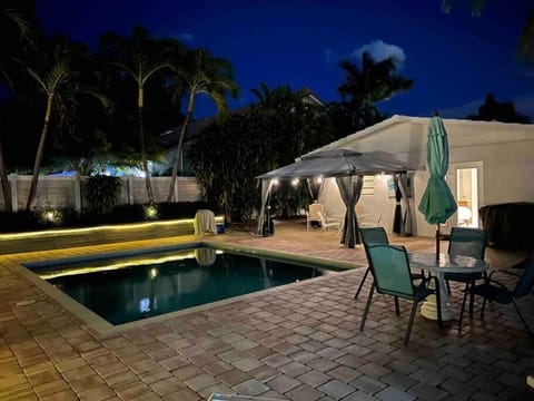 Heated private pool- 1 bedroom suite-walk to beach Apartment in Lauderdale-by-the-Sea