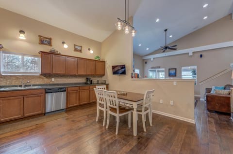 Dining area, Dinner, kitchen