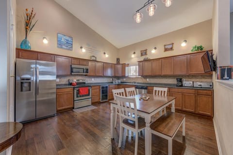 Dining area, kitchen