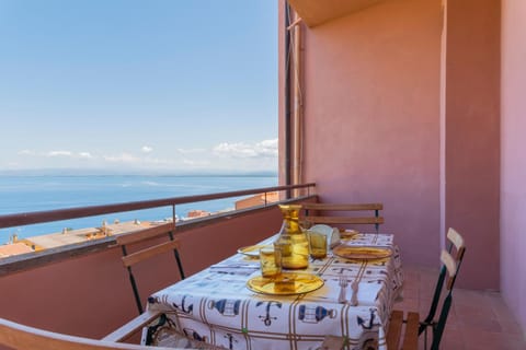 Natural landscape, View (from property/room), Balcony/Terrace, Dining area, Sea view