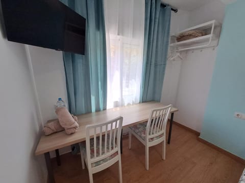 Seating area, Bedroom, air conditioner