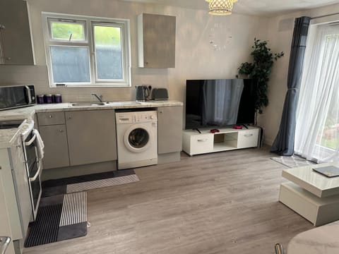 Kitchen or kitchenette, Living room, Seating area, oven, washing machine