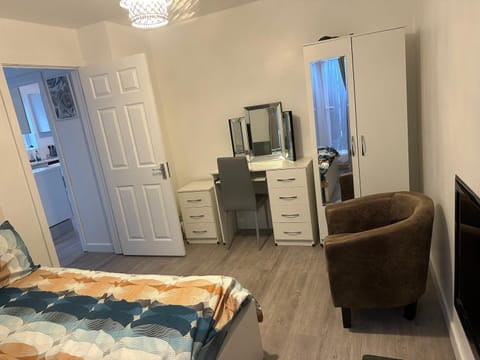 Garden Guest House Apartment in Enfield