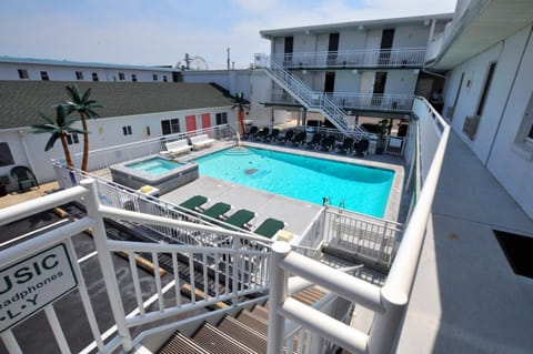 Day, Pool view