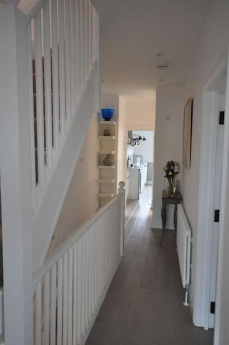 Lovely 2-bed maisonette with garden close to river in Barnes - Mortlake Apartment in Richmond