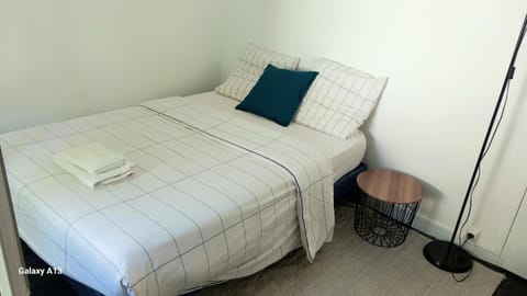 Chambre double Vacation rental in Cergy