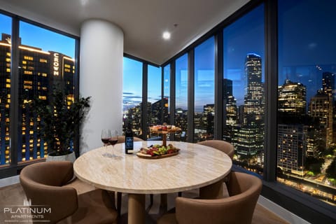 View (from property/room), Seating area, Dining area, City view