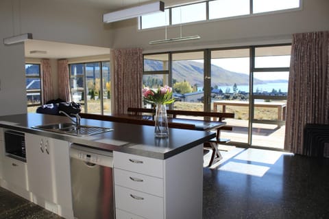 Kitchen or kitchenette, Dining area, Lake view, Mountain view