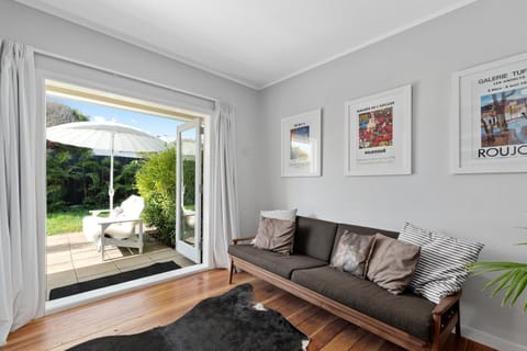 Living room, Decorative detail, Seating area