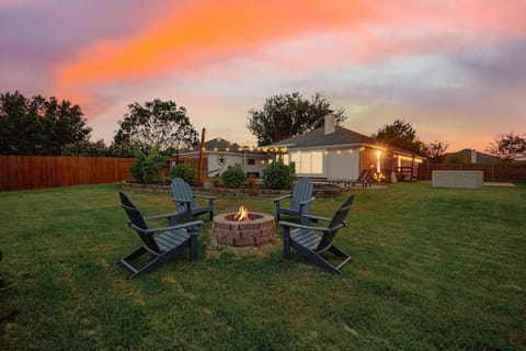 Garden, Seating area, Pool view, fireplace