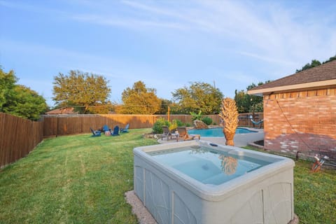 Garden, Hot Tub, Seating area, fireplace