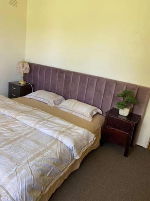 a 别墅大床间毗邻公园和公交车站 Chambre d’hôte in Thomastown