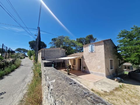 Le Joli Mazet à Nîmes entre bois et ville Apartment in Nimes