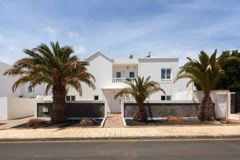 Property building, Day, Neighbourhood, Street view