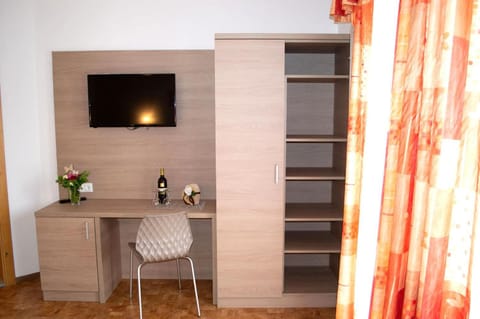 Photo of the whole room, Decorative detail