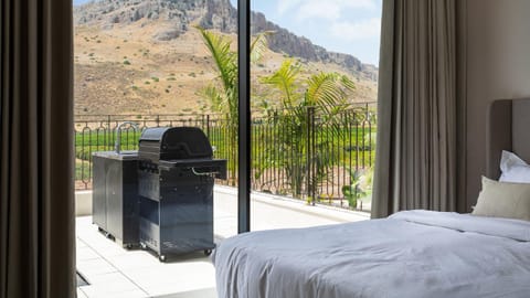 Bed, Day, Natural landscape, BBQ facilities, View (from property/room), Balcony/Terrace, Photo of the whole room, Bedroom, Mountain view