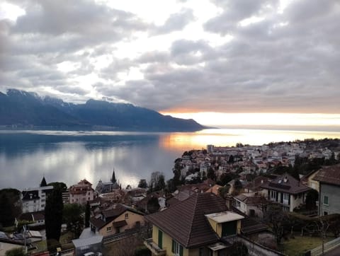 Nearby landmark, Natural landscape, Balcony/Terrace, City view, Lake view, Mountain view, Sunset