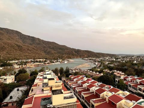 Property building, Nearby landmark, Neighbourhood, Natural landscape, Bird's eye view, City view, Lake view, Mountain view, River view, Street view