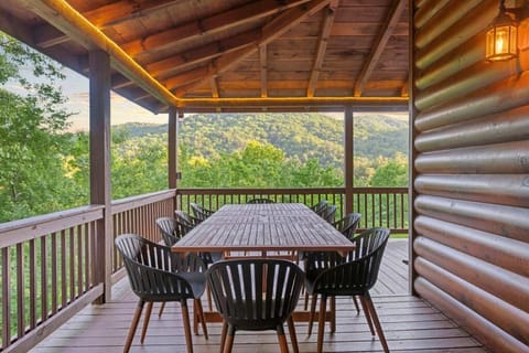 The Remedy at Blue Ridge - mountain view cabin with hot tub and two fire pits House in Georgia