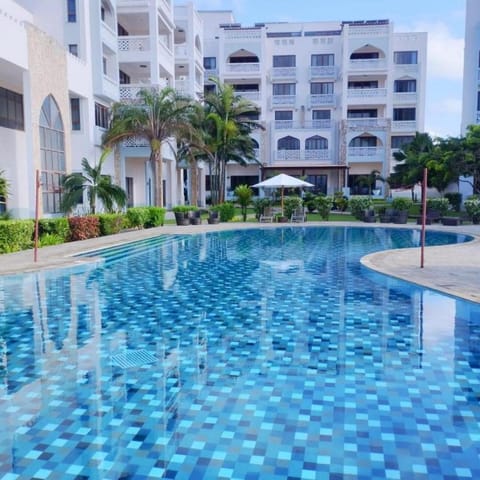 Property building, Day, Pool view, Swimming pool