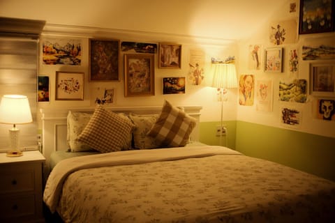 Bed, Photo of the whole room, Decorative detail, Bedroom