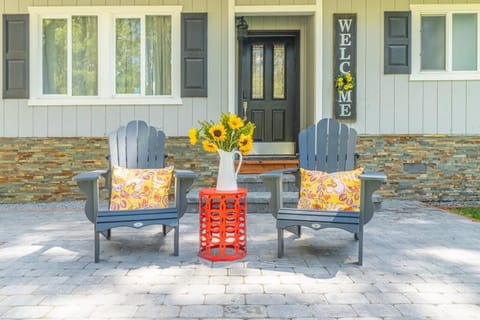 Patio, Day, Garden, Seating area