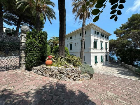 Property building, Facade/entrance, Parking