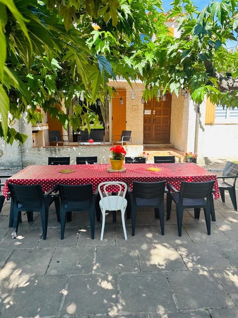 Patio, Day, Dining area