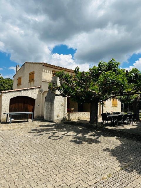 Property building, Day, Swimming pool