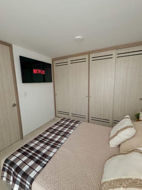 Bed, TV and multimedia, Photo of the whole room, Bedroom, wardrobe