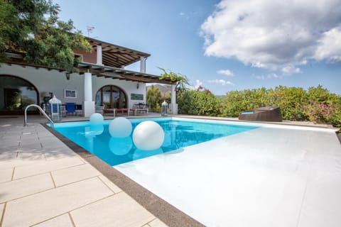 Property building, Day, Pool view, Swimming pool