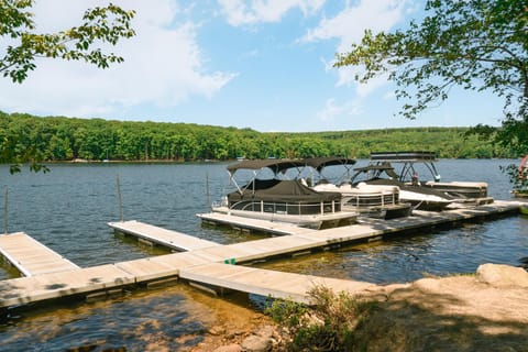 Stone Haven: New, Lake Access w. Dock Slip, Hot Tub, Fire Pit House in Deep Creek Lake