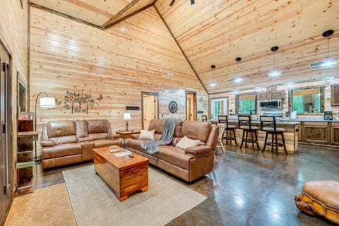 Near Choctaw Casino Broken Bow Cabin with Hot Tub! Casa in Broken Bow