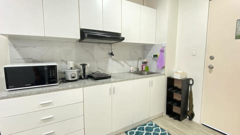 Coffee/tea facilities, Kitchen or kitchenette, oven, stove