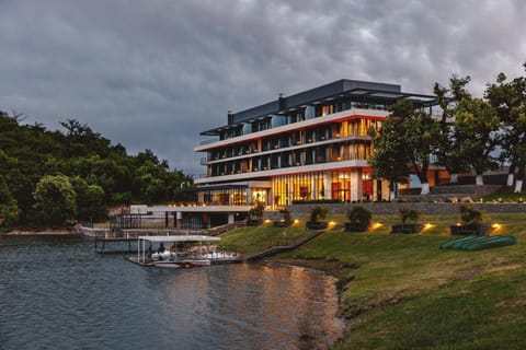 Property building, Restaurant/places to eat, View (from property/room), Balcony/Terrace, Lake view, Mountain view