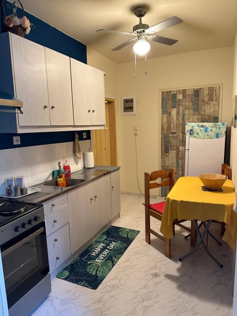 Kitchen or kitchenette, Dining area, oven, stove