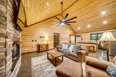 Broken Bow Cabin with Private Hot Tub 14 Mi to Lake House in Broken Bow