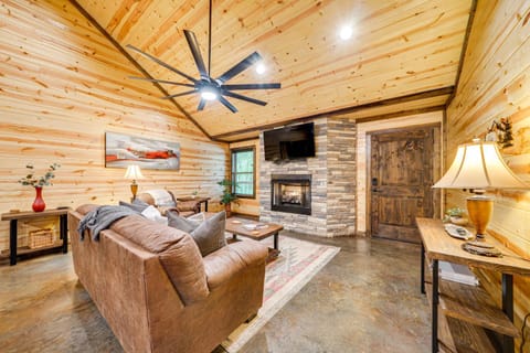 Broken Bow Cabin with Private Hot Tub 14 Mi to Lake House in Broken Bow