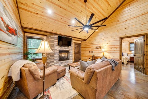 Broken Bow Cabin with Private Hot Tub 14 Mi to Lake House in Broken Bow