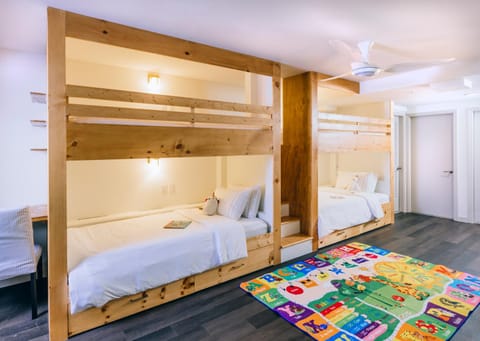 Bed, Photo of the whole room, Kids's club, Bedroom, bunk bed, towels