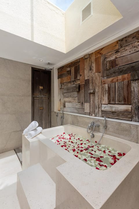 Hot Tub, Bathroom, Bath, towels