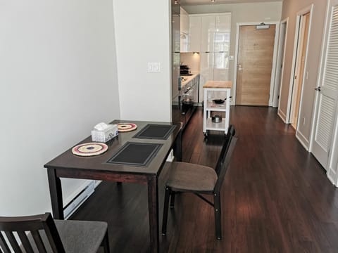 Relocation special -Kits garden View Condo -Minimum 30 days Apartment in Vancouver