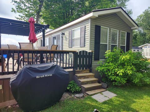 2 BR Cottage with Lake View at Sherkston Resort, Sleep 6 Terrain de camping /
station de camping-car in Port Colborne