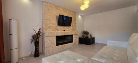 Communal lounge/ TV room, TV and multimedia, Living room, Seating area, Evening entertainment