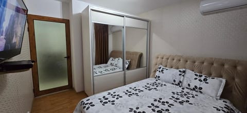 Bed, TV and multimedia, Photo of the whole room, Bedroom, wardrobe, air conditioner