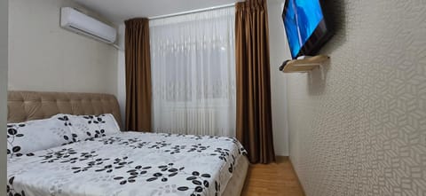 Bed, TV and multimedia, Photo of the whole room, Bedroom, air conditioner